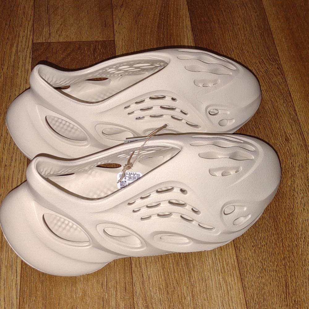 Yeezy foam runner sand size 6